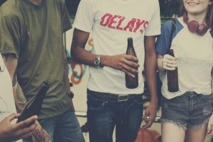 Tonåringar dricker alkohol